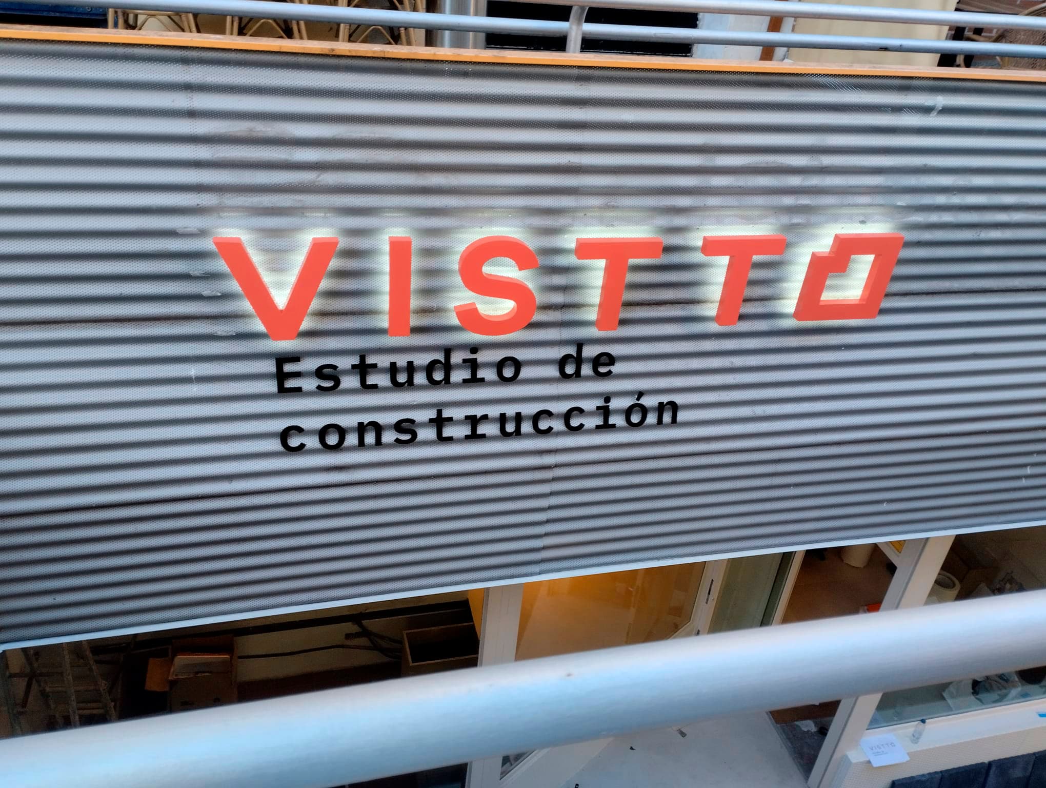 mantener un rótulo encendido durante el día